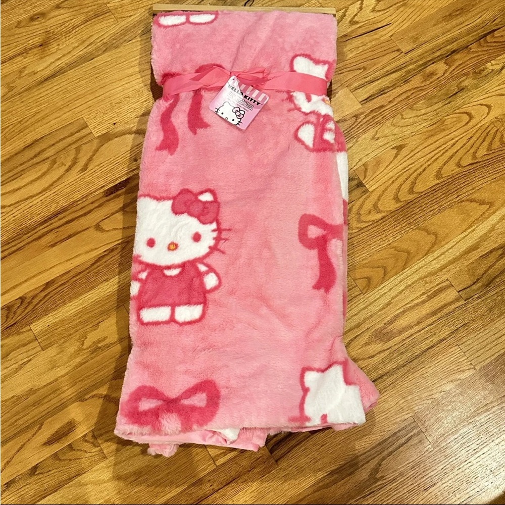 BNWT VIRAL HELLO KITTY BOW BLANKET FAUX RABBIT FUR COQUETTE